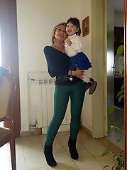 chicks spreading their pussy on camera