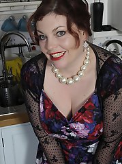Chubby british mature lady playing with herself
