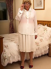 Chubby british mature lady getting naughty