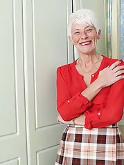 Naughty british mature lady getting horny