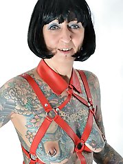 Photo shoot with full body tattooed MILF Cleo