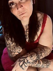 Shocking mature housewife is posing seminaked