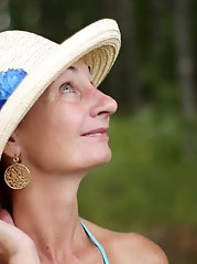 Mature mom is showing her sexy lines on camera