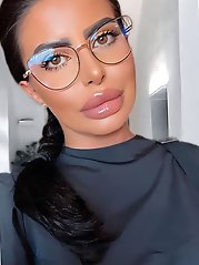 Awesome-looking babe is posing fully naked