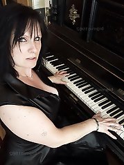 Sexiest whore with perfect knocker