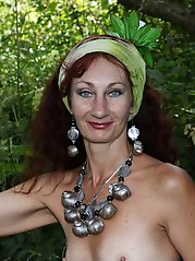 Ultra-sexy mature damsel is fingering her hole