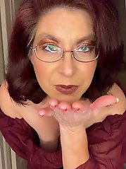 Voluptuous Drama loves to pose with her cocks