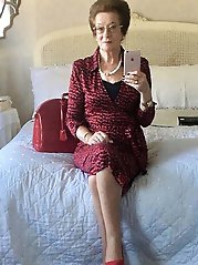 Mature mom is spreading her pussy